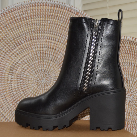 Urban Outfitters Black Zip-Up Boot Size 9 - Picture 4 of 12
